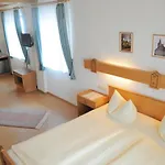 Pensión Tauberstube 3*