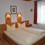 Pensión Tauberstube 3*